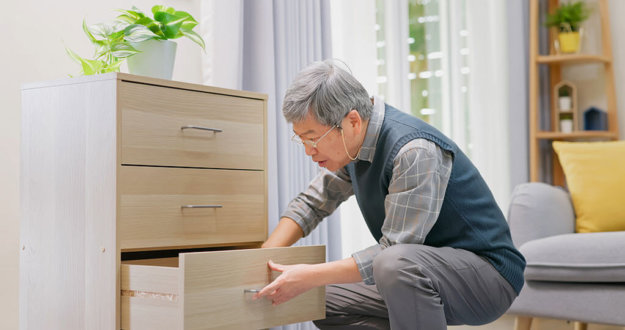 elder man has memory error