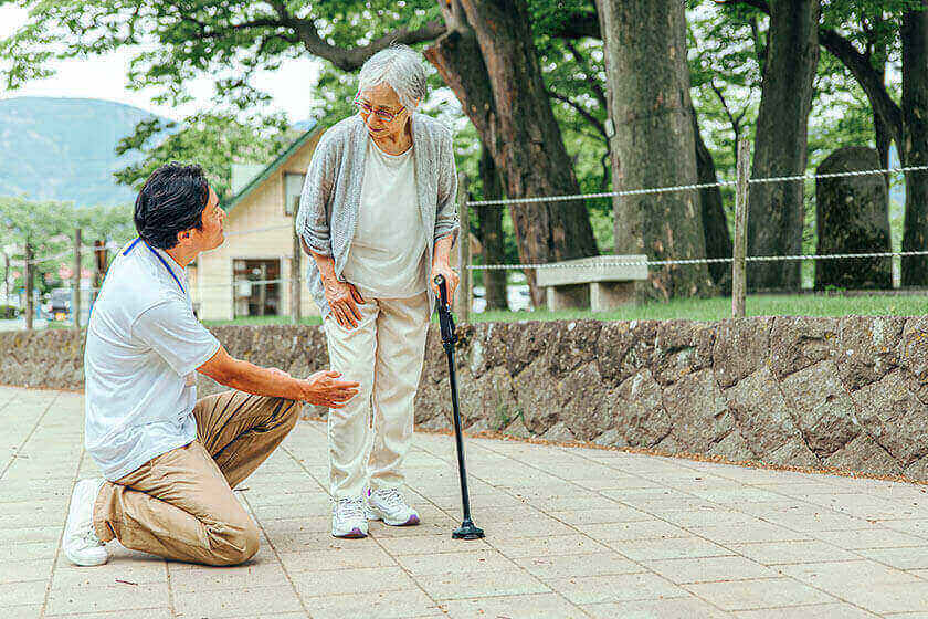 Seven Walking Tips When Your Parents Have Painful Knees | SummerHouse  Senior Living