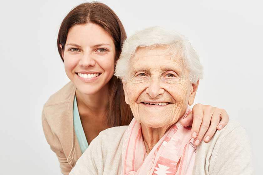 Enkelin zusammen mit glücklicher Seniorin Enkelin zusammen mit glücklicher Seniorin