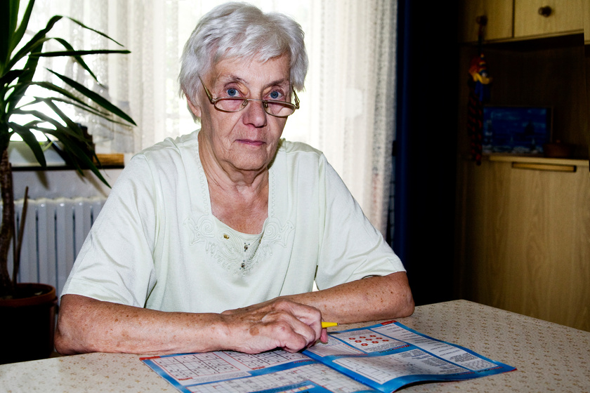 Seniorin löst­Kreuzworträtsel