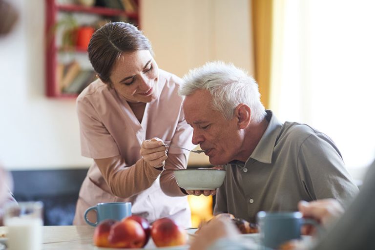 How Memory Care In Marrero, LA Make Dining Easier For Alzheimer's Patients