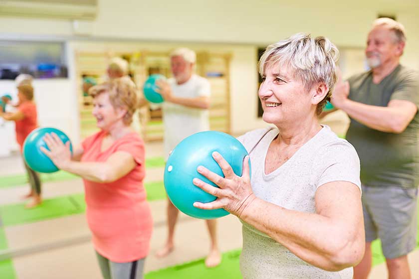 Rückengymnastik mit dem Mini Gymnastikball Rückengymnastik mit dem Mini Gymnastikball