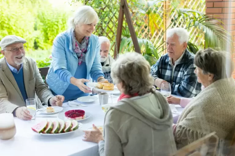 Dining-With-Dementia-4-Ways-Memory-Care-In-Gulfport-MS-Make-It-Easier