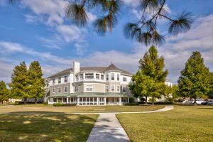 The front yard of SummerHouse Bay Cove apartment