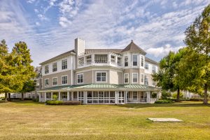 The front yard of SummerHouse Bay Cove apartment