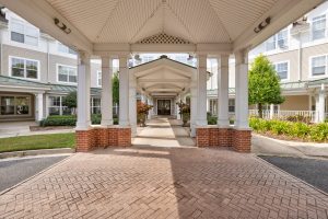 The front yard of SummerHouse Bay Cove apartment
